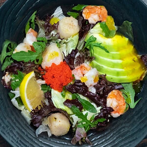 Салат с гребешками и креветками