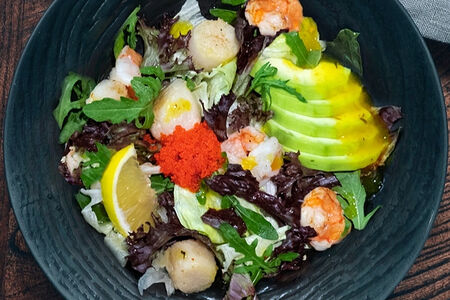 Салат с гребешками и креветками