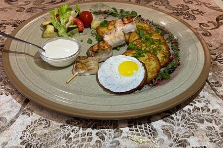 Белорусские домашние драники с шашлыком из семги