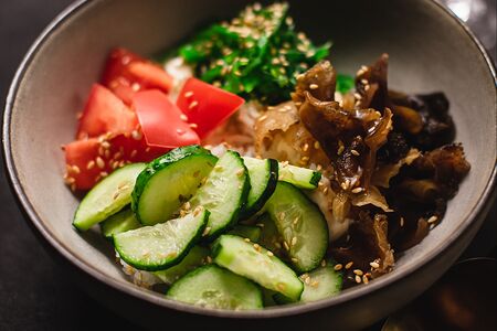 Поке с овощами и грибами муэр