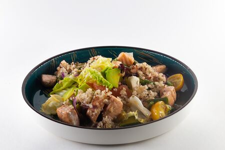 Горячий лосось, микс-салат и красный лук