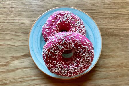 Донат клубничный