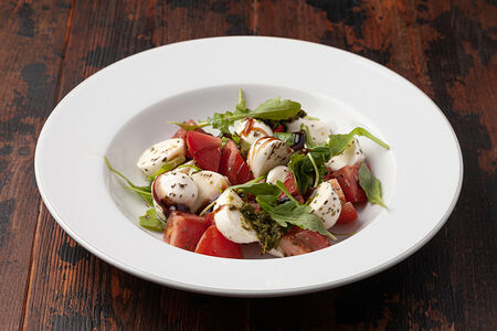 Салат Капрезе с моцареллой 