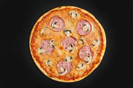 Пицца с грибами и ветчиной