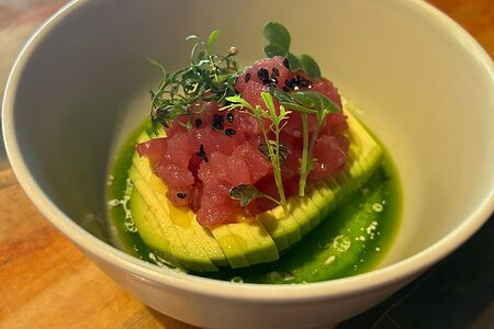 Тартар из тунца с авокадо, острым соусом и маслом из трав