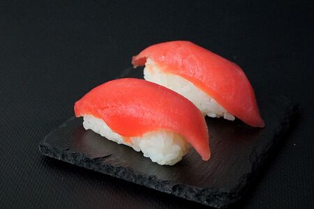 Суши с тунцом