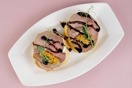 Мини-брускетта с ростбифом