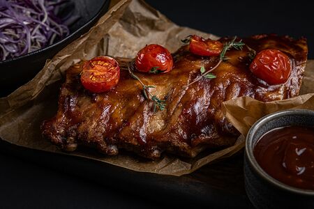 Свиные ребра в остром соусе Барбекю, с салатом из капусты