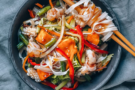 Вок с рисовой лапшой и морепродуктами