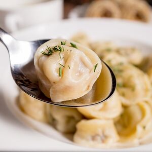 Пельмени (с бульоном)