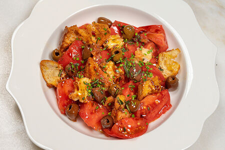 Томаты, мягкий козий сыр, оливки, хрустящий багет