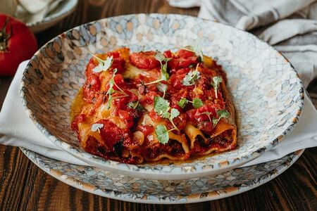 Каннеллони с говядиной, моцареллой и томатами