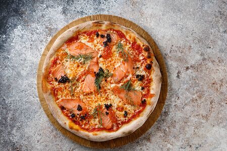 Пицца с подкопченным лососем и каперсами