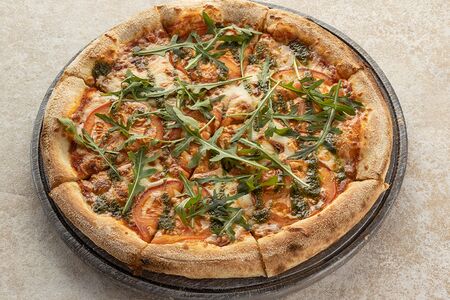 Маргарита с томатами и соусом песто 