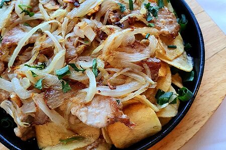 Жареха по-домашнему со свининой