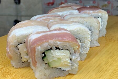 Ролл с беконом