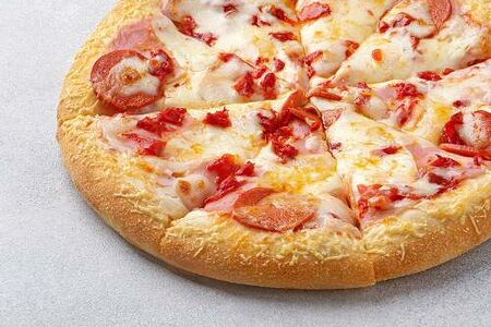 Пицца Прошутто формаджио на толстом с сыром