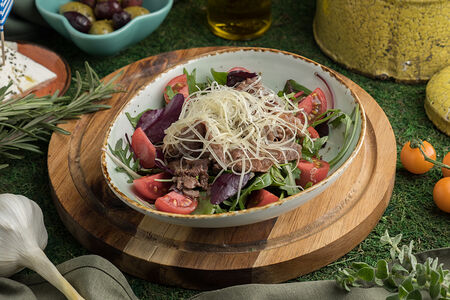 Теплый салат с говядиной