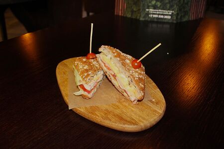 Сэндвич с ветчиной и сыром