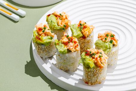 Ролл с креветкой и кремом из авокадо