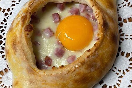 Лодочка по-аджарски с ветчиной