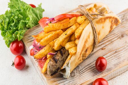 Гирос с говяжьим бифтеки и сыром