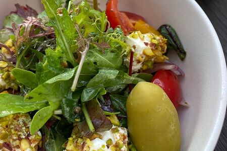 Салат из свежих овощей с сыром фета и фисташками