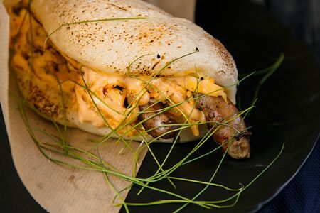 Булочка Бао с домашними колбасками