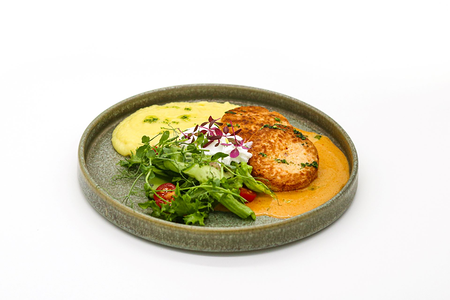 Фишкейки с картофельным пюре и яйцом пашот