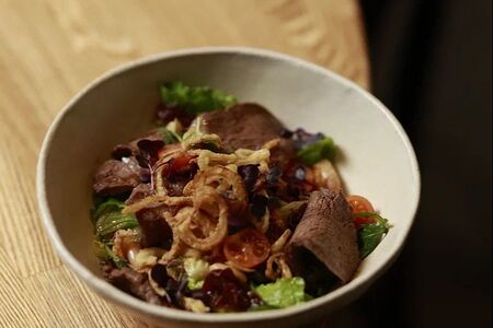 Салат с мраморной говядиной, фасолью каннеллини и луком фриджоне