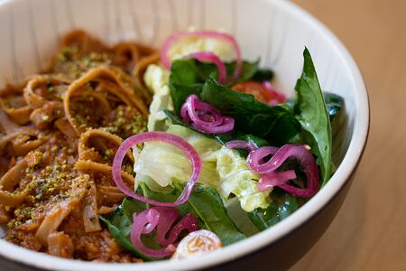 Фетучини с томатным соусом и растительным мясом