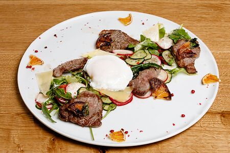 Теплый салат с говядиной и яйцом пашот