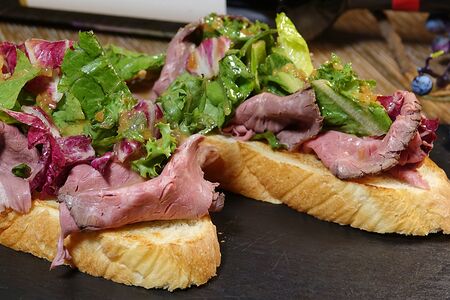 Брускетты с ростбифом