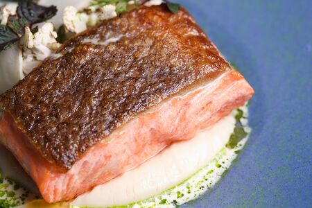 Форель с кремом из цветной капусты