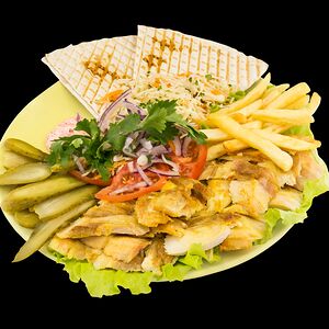 Шаурма из курицы на тарелке