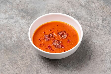 Томатный суп с жареным беконом