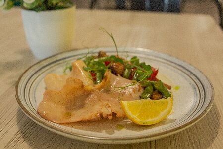 Кальмар на гриле с овощами и соусом Дорблю