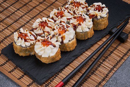 Ролл с лососем в темпуре и сливочным сыром