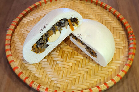 Паровая булочка Бао с тремя видами грибов