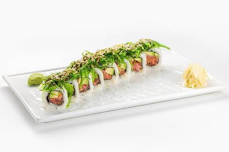 Ролл с острым тунцом, авокадо, чукой и кунжутным фирменным соусом