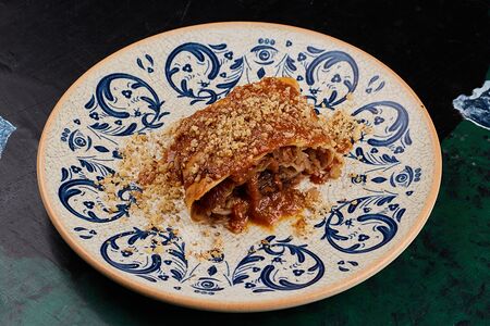 Штрудель яблочный с финиками, грецкими орехами и специями