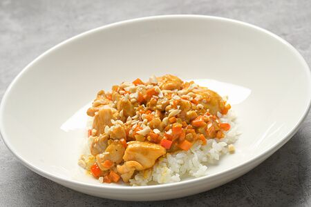 Цыпленок в кокосовом карри с арахисом на рисе