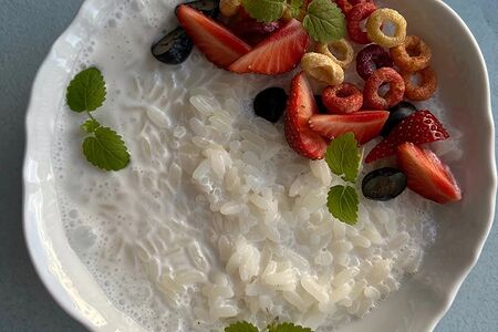 Рисовая каша с ягодами на кокосовом молоке