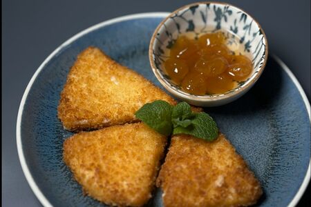 Жареный сыр сулугуни с соусом