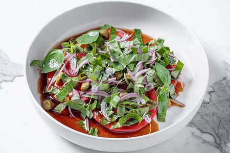 Сладкие томаты с красным луком, базиликом и каперсами