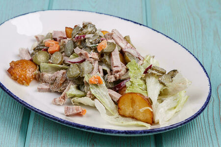 Салат с бужениной, жареным картофелем, корнишонами и красным луком