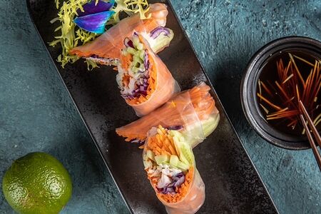 Спринг-ролл с креветкой и крабом