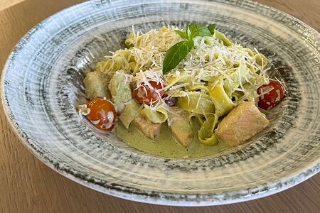 Лосось с песто и черри