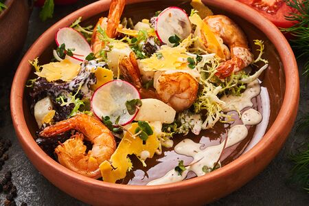 Салат с жареными креветками и грушей