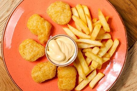 Куриные наггетсы с картофелем фри